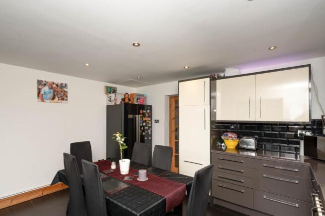 Kitchen/ Dining Room