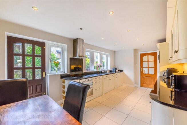 4 bed Detached for sale Image 7