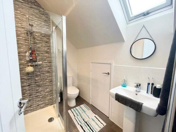 EN-SUITE BATHROOM