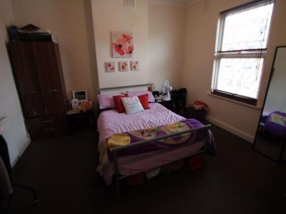 Bright double bedroom with a comfortable double...