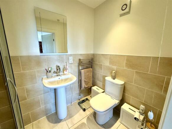 EN-SUITE SHOWER ROOM