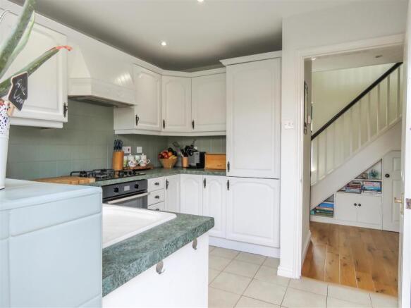 Kitchen (a).JPG