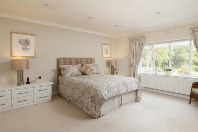 4 bed House for sale Image 10