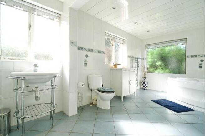 5 bed Detached for sale Image 6
