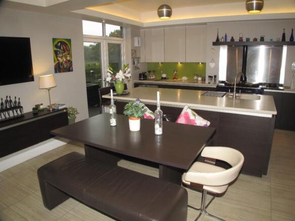 Dining thru' Kitchen