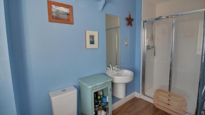 Ensuite to Bed 1