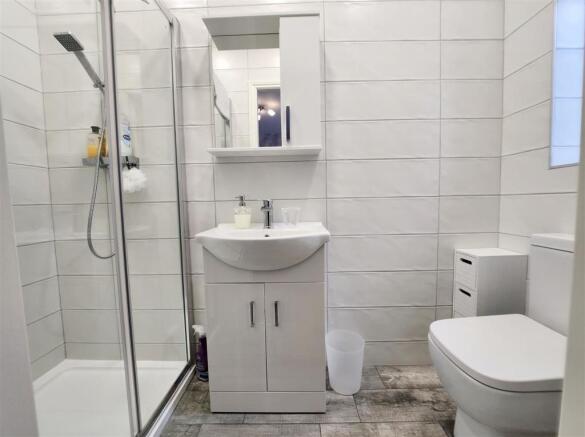 EN SUITE SHOWER ROOM/WC