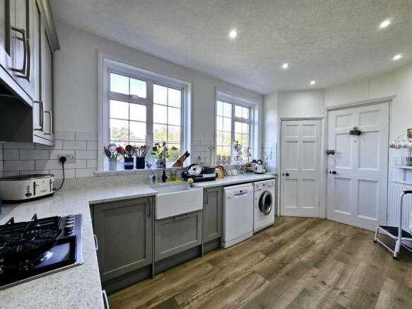 5 bed Detached for sale Image 8