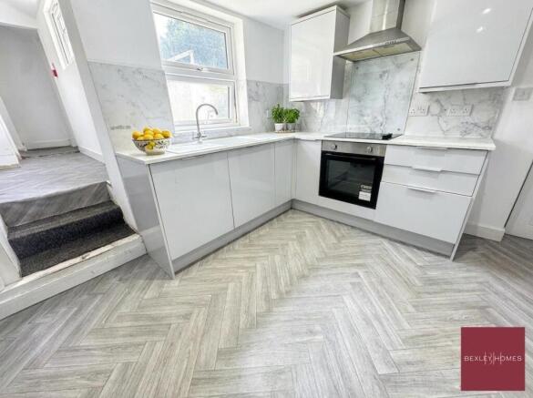 file_01kqhv7ch16xwypnxk8cn4b4e8.jpeg