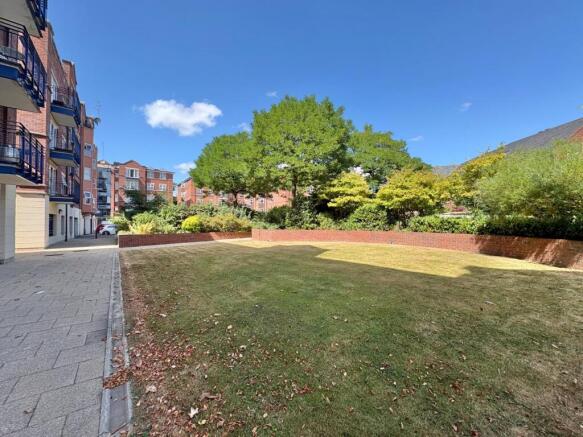 3 bed Flat to rent Image 9