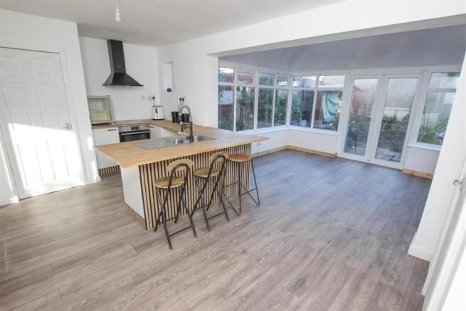 OPEN PLAN LIVING/DINING KITCHEN