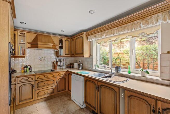 3 bed House for sale Image 4