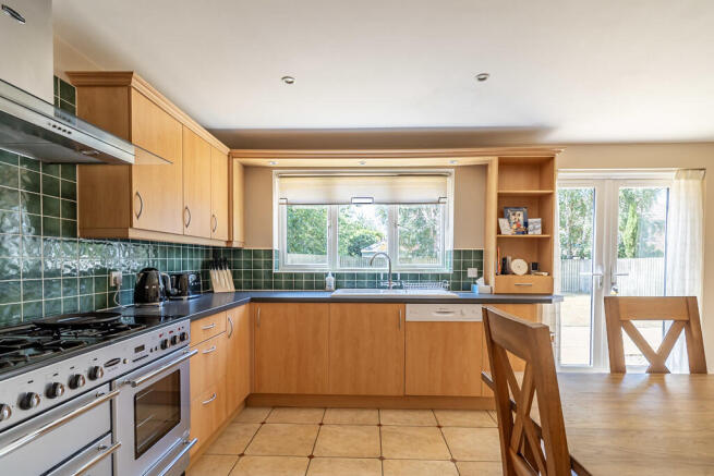 5 bed Detached for sale Image 7