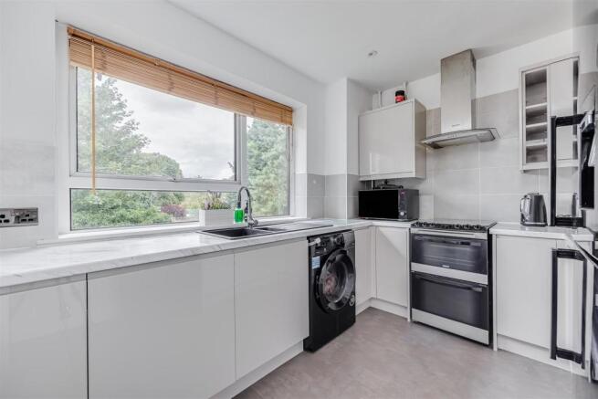 flat-courtlands-crescent-banstead-106.jpg