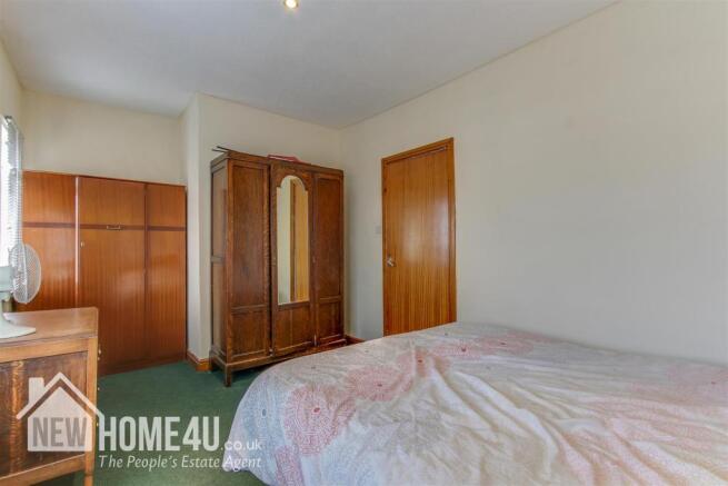 MASTER BEDROOM: