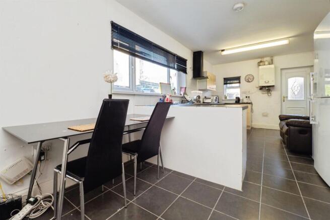 3 bed Terraced for sale Image 4