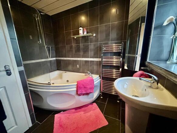 4 bed Semi-Detached for sale Image 12
