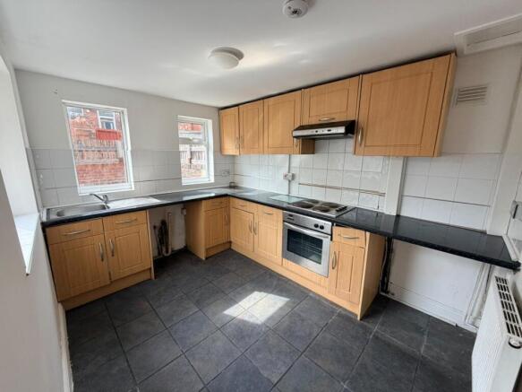 2 bed Terraced to rent Image 6