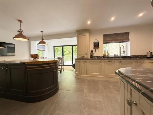 4 bed Detached for sale Image 7