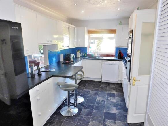 KITCHEN 1.JPG