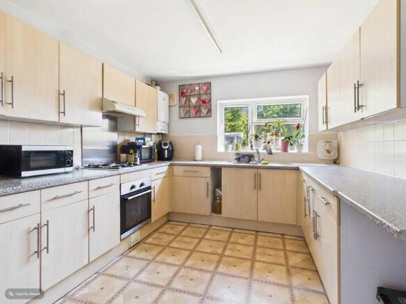 4 bed Semi-Detached for sale Image 4