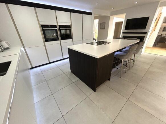 4 bed Detached for sale Image 6
