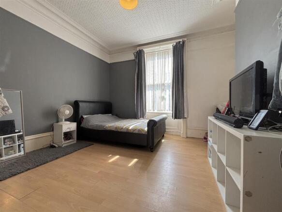 5 bed Terraced for sale Image 11