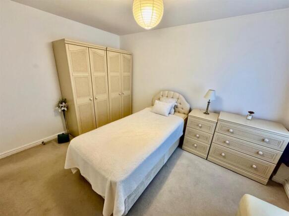 2 bed Flat for sale Image 6