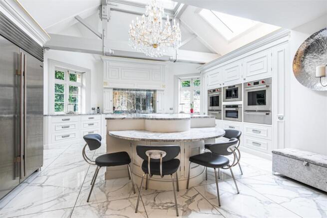 6 bed Detached to rent Image 4