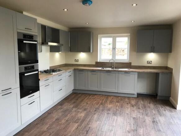 4 bed Semi-Detached to rent Image 2
