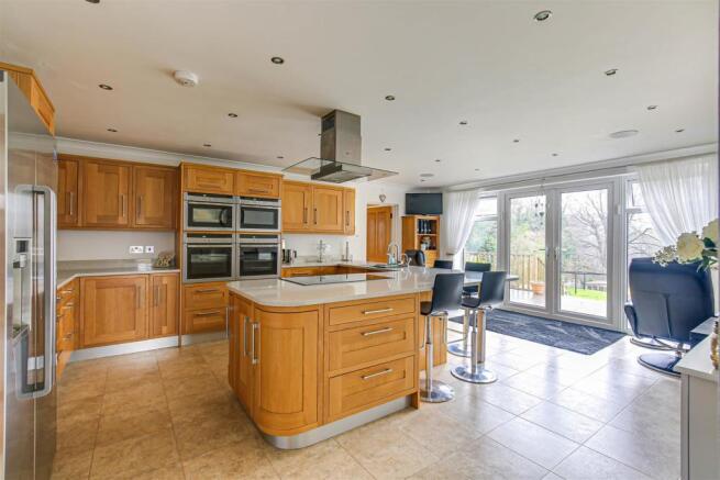 7. Kitchen.jpg