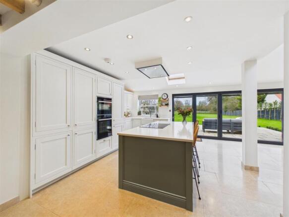 4 bed Detached for sale Image 7