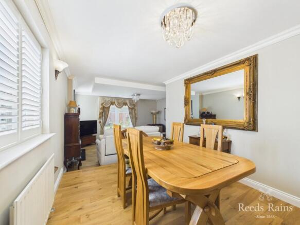 4 bed Bungalow for sale Image 11