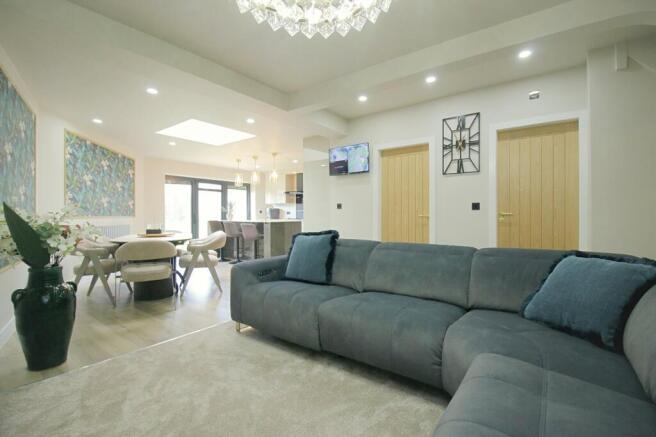 5 bed Semi-Detached for sale Image 12