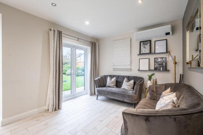5 bed Detached for sale Image 9