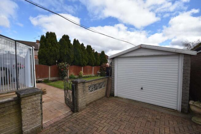 REAR GARDEN 01.JPG
