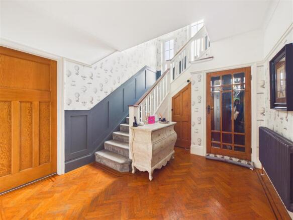 5 bed Detached for sale Image 4