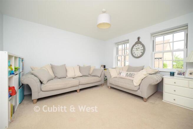 Whittaker Drive, Horley, Surrey photo 4