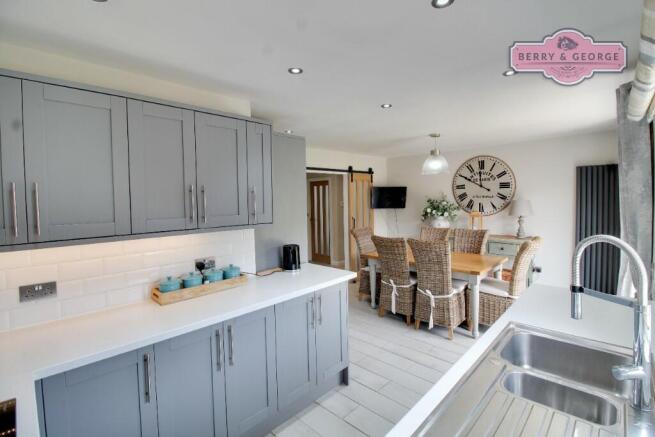 KITCHEN / DINER