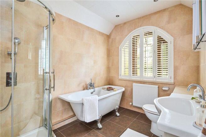 5 bed Detached for sale Image 9