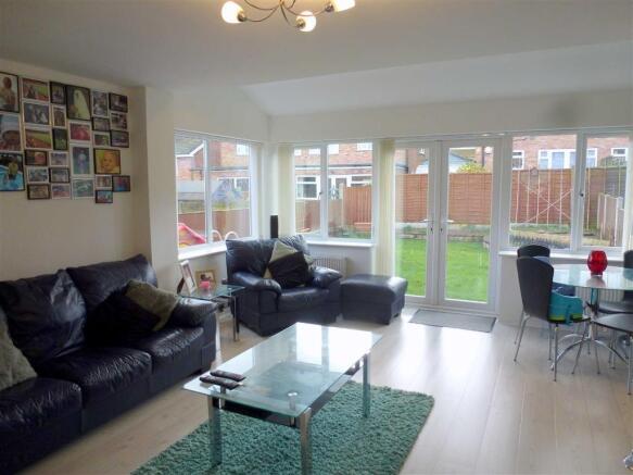 LOUNGE/ DINING ROOM