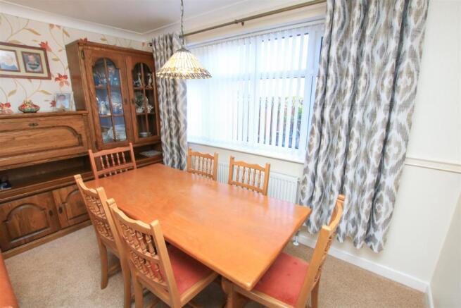 OPEN PLAN LOUNGE/ DINING ROOM
