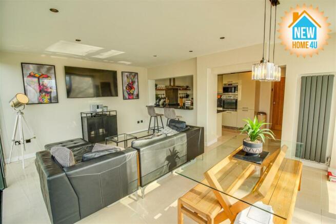 KITCHEN/ DINING: