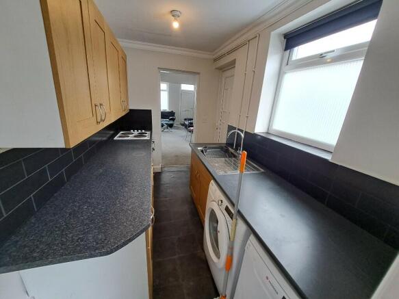2 bed Terraced to rent Image 6