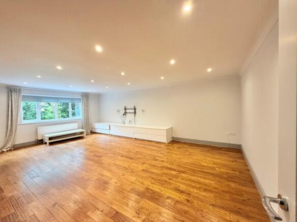 5 bed Detached to rent Image 6