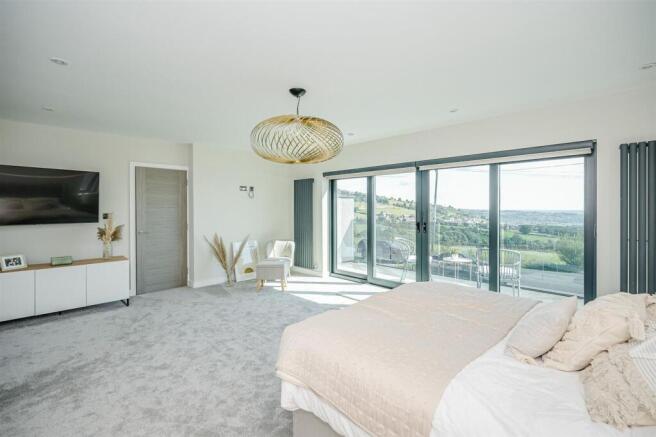 5 bed Detached for sale Image 12