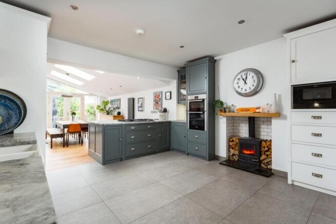 5 bed House for sale Image 12