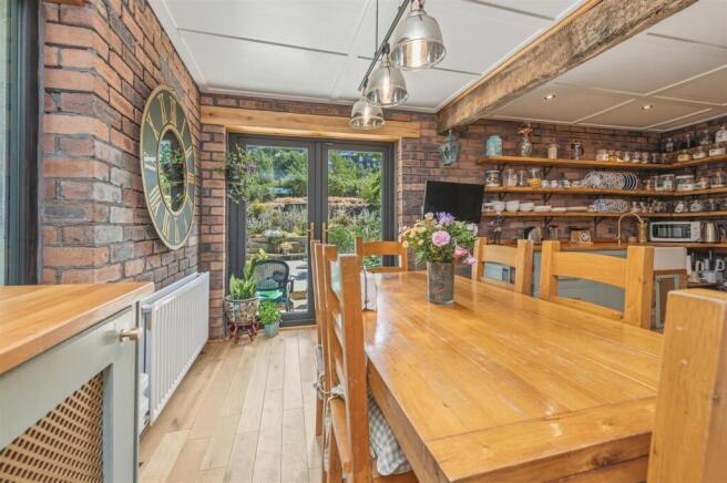 4 bed Semi-Detached for sale Image 10