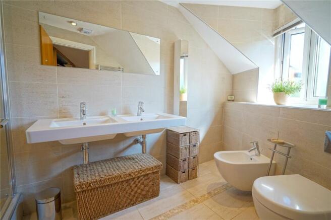 5 bed Detached for sale Image 11