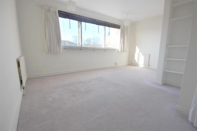 3 bed Apartment to rent Image 9